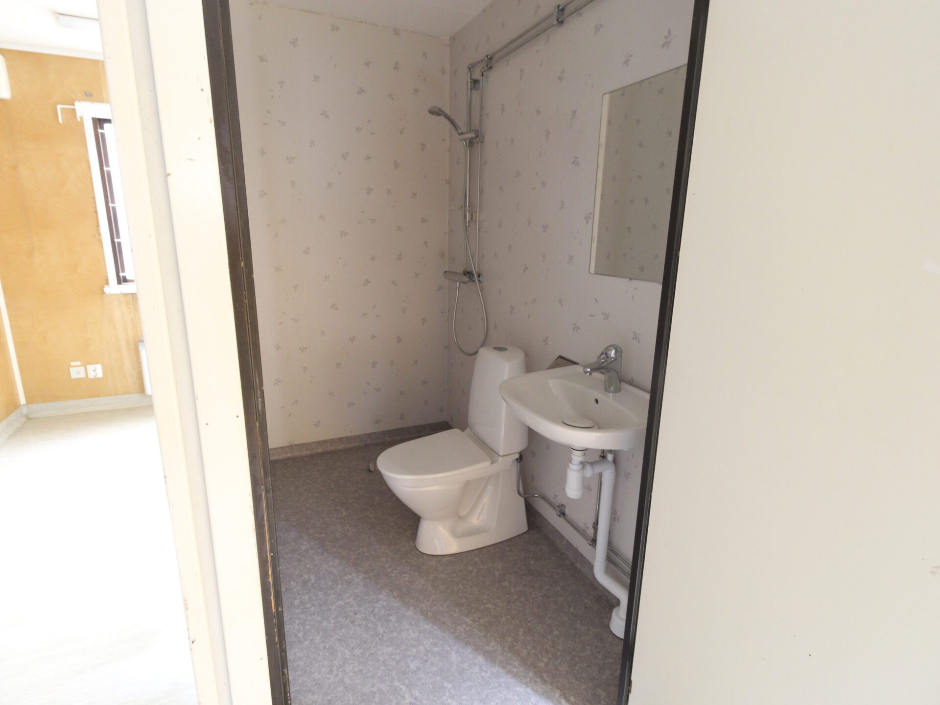 beg. kontorsbod med 2 WC och dusch - Bild 7