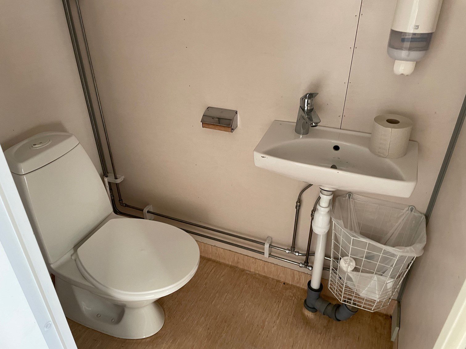 Beg. sanitetsbod med 3 wc / 2 duschar. - Bild 6