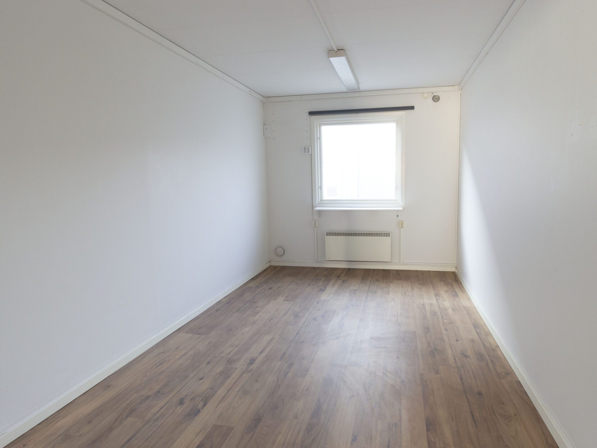 Beg. kontorsbod med en innervägg och två rum - Bild 2