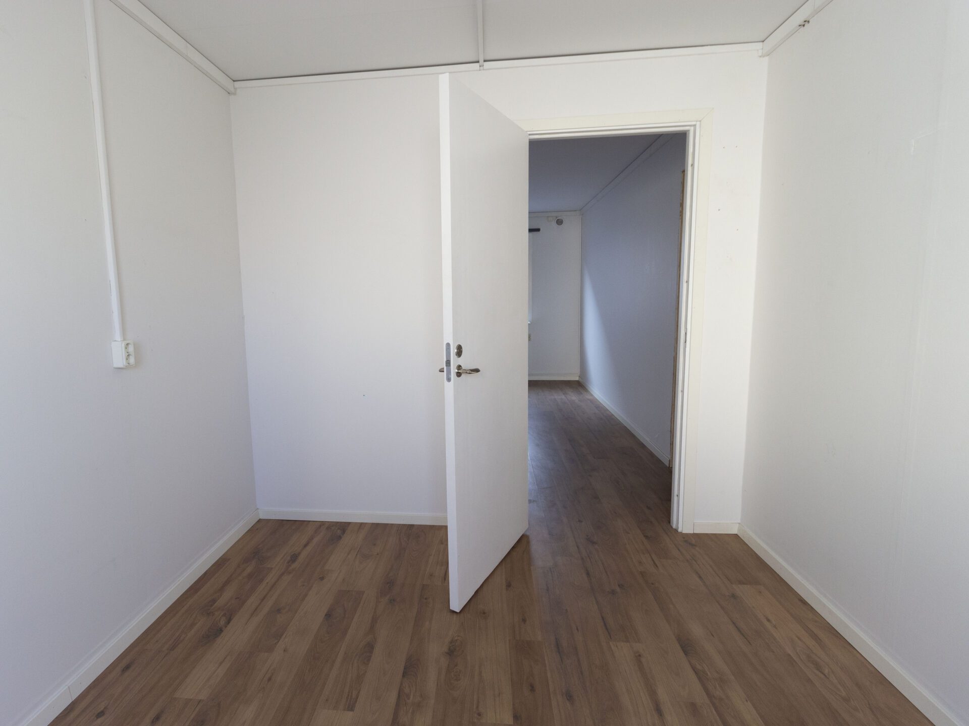 Beg. kontorsbod med en innervägg och två rum - Bild 4