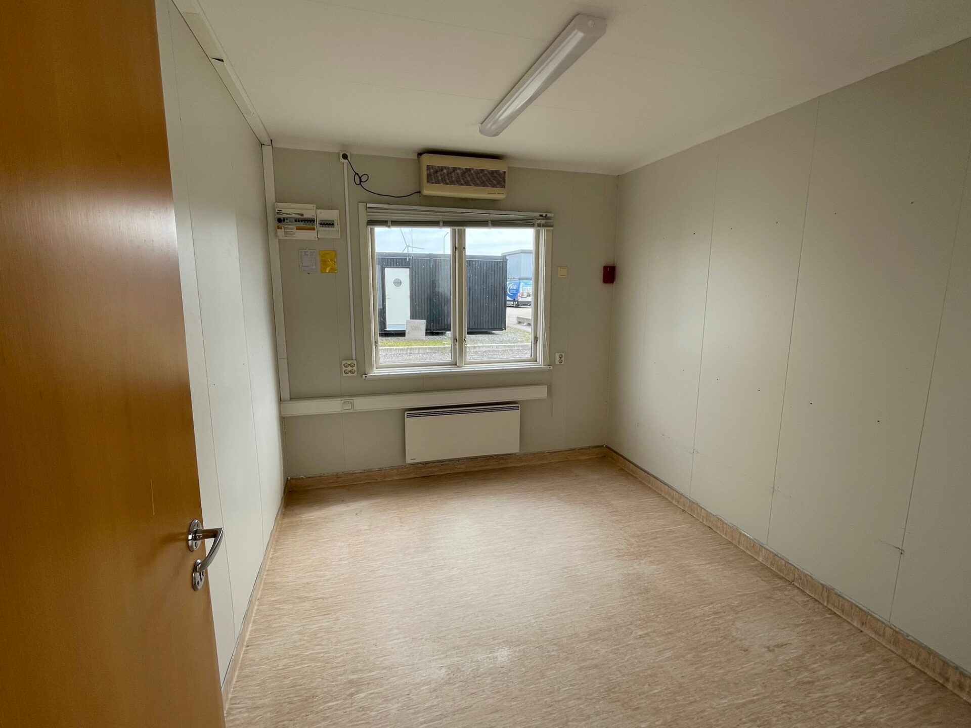 Beg. kontorsbod med en innervägg och två rum - Bild 4