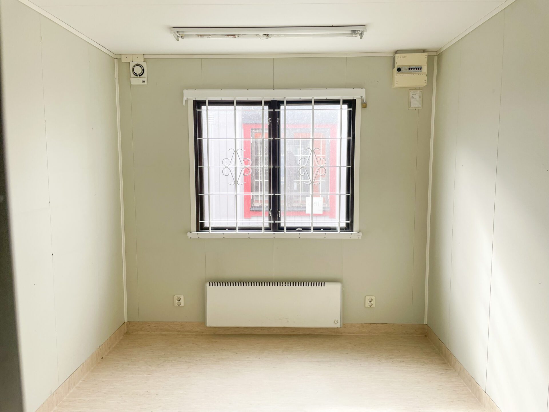 Kontorsbod med en innervägg och två rum - Bild 6