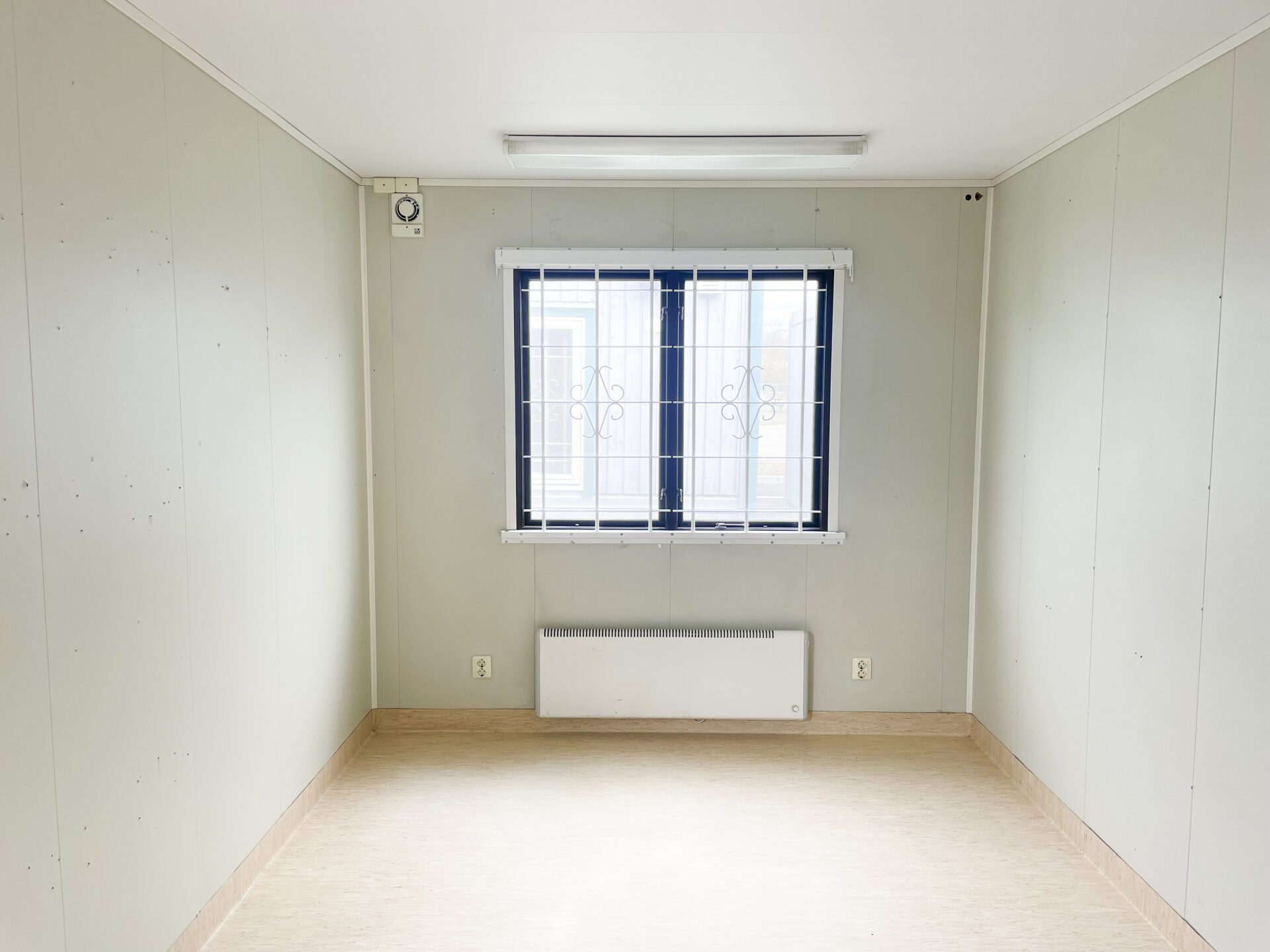 Kontorsbod med en innervägg och två rum - Bild 4