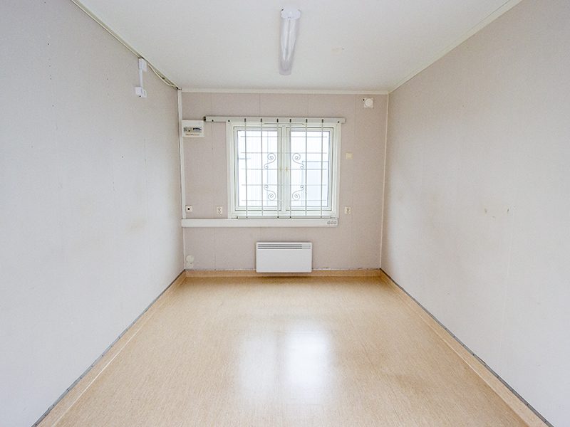 Beg. kontorsbod med en innervägg och två rum - Bild 4