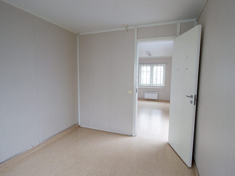 Beg. kontorsbod med en innervägg och två rum - Bild 2