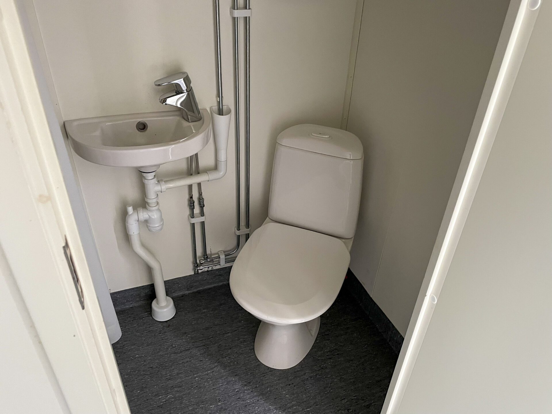Beg. kort kontorsbod med toalett och dusch - Bild 9