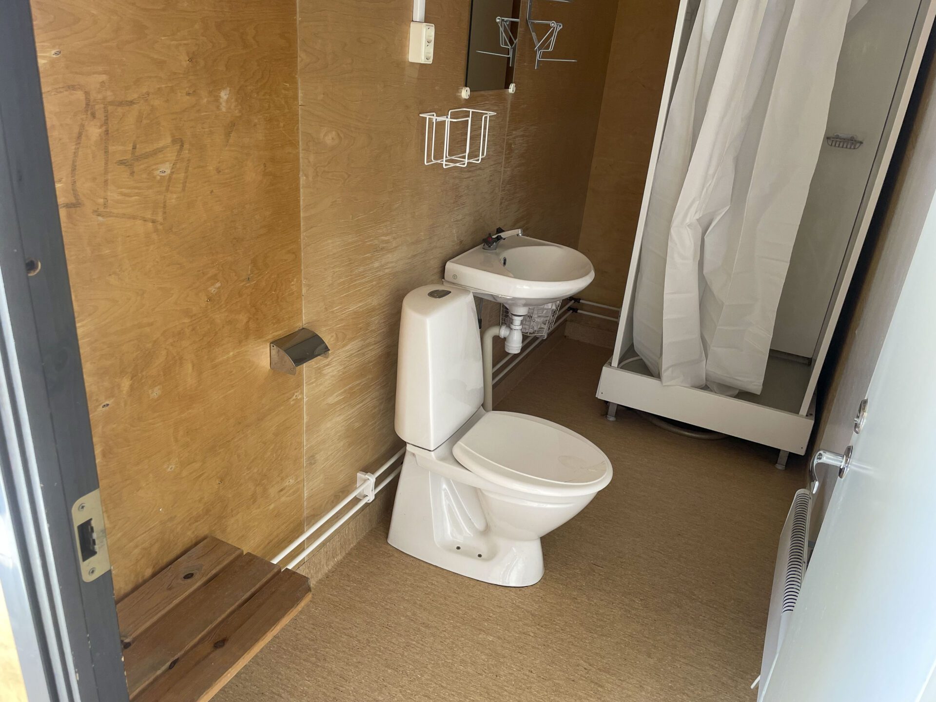 Beg. Sanitetsbod med 4 toaletter med duschar - Bild 7