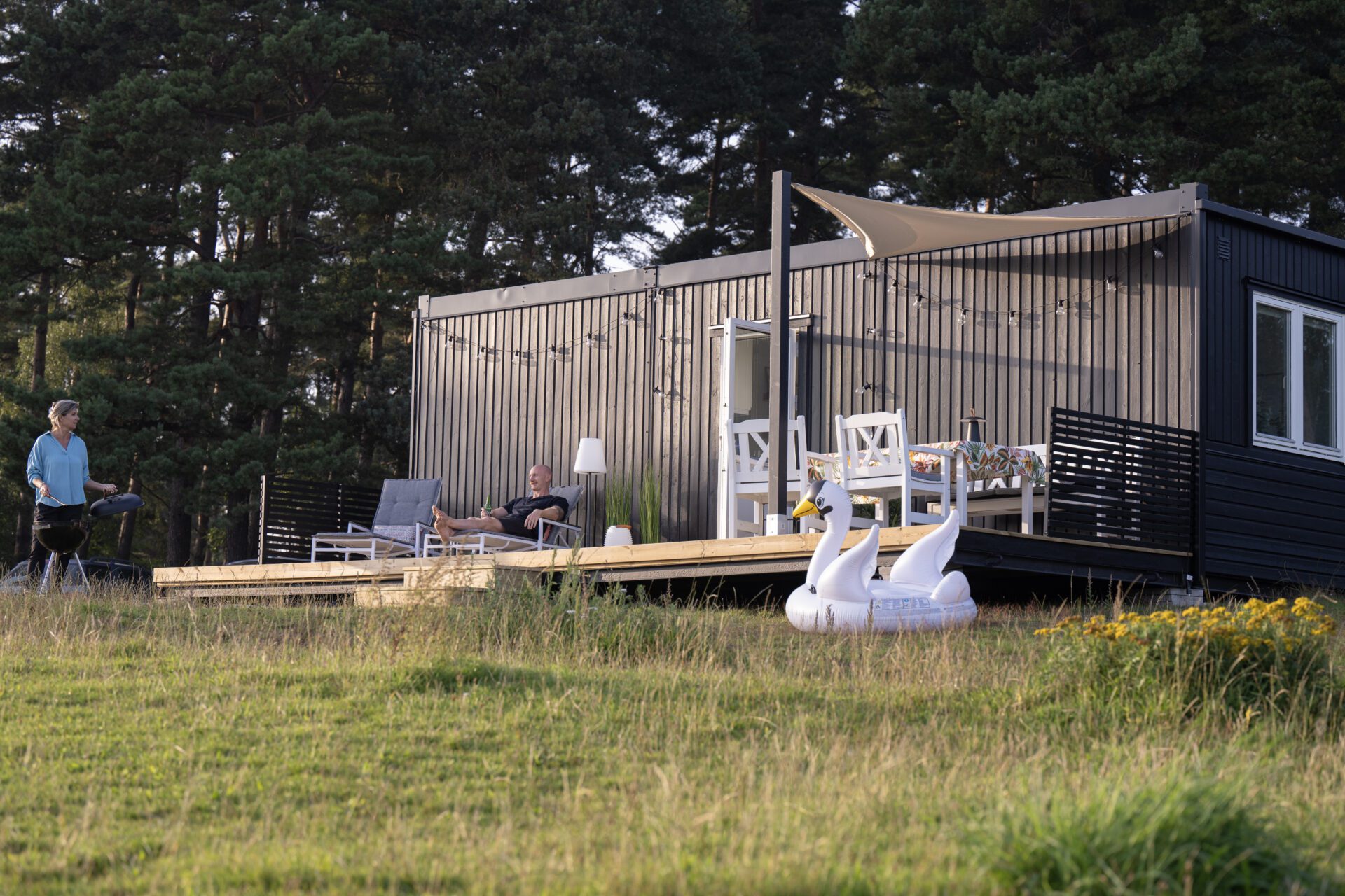 David Elg Moob boibod 18 Svart bostadsmodul med altan i skogsmiljö