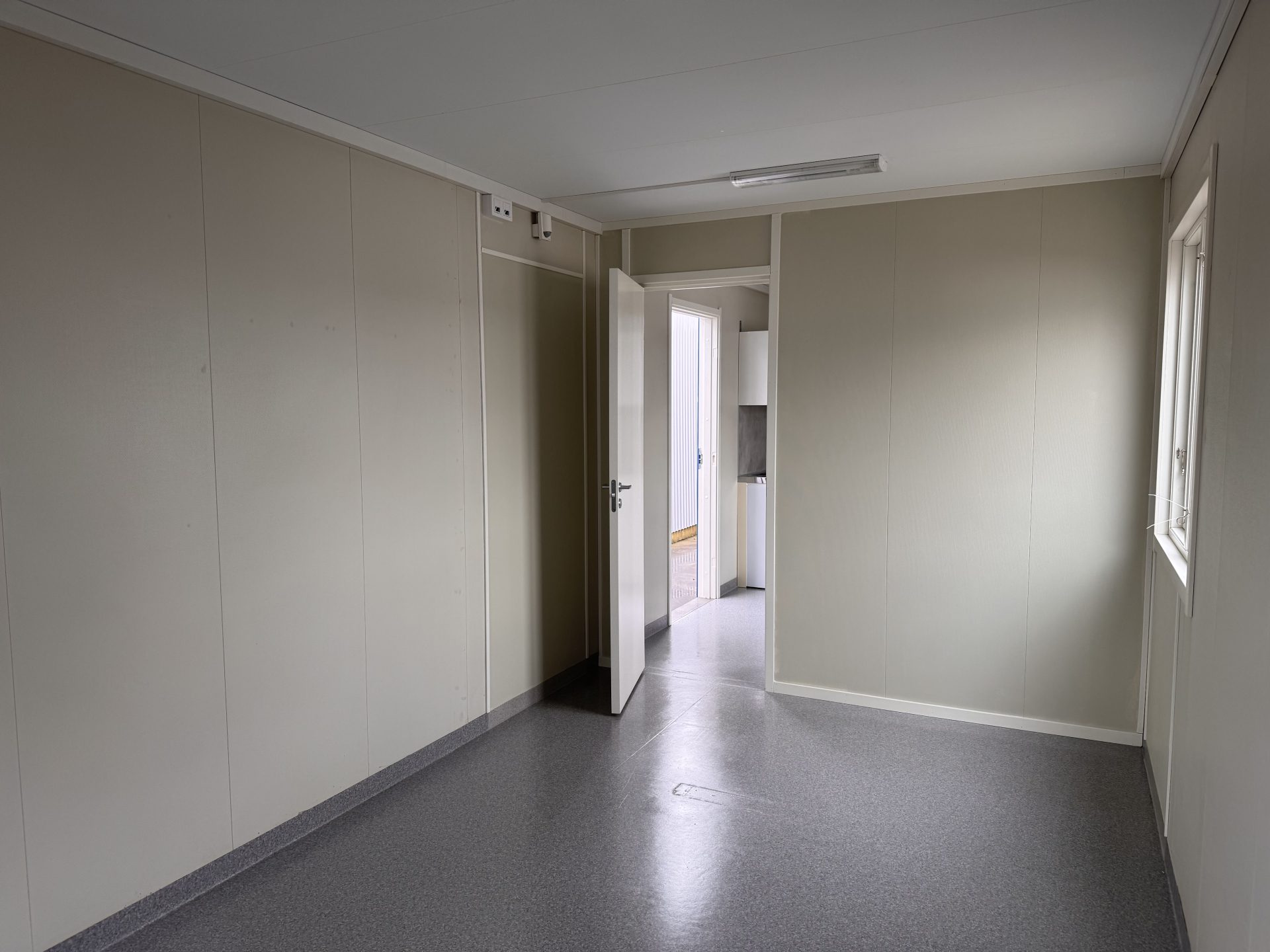 Kontorsbod med öppen planlösning och kök - Bild 6