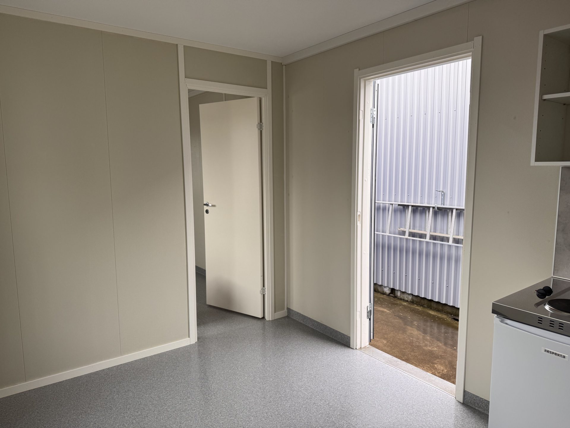 Kontorsbod med öppen planlösning och kök - Bild 8