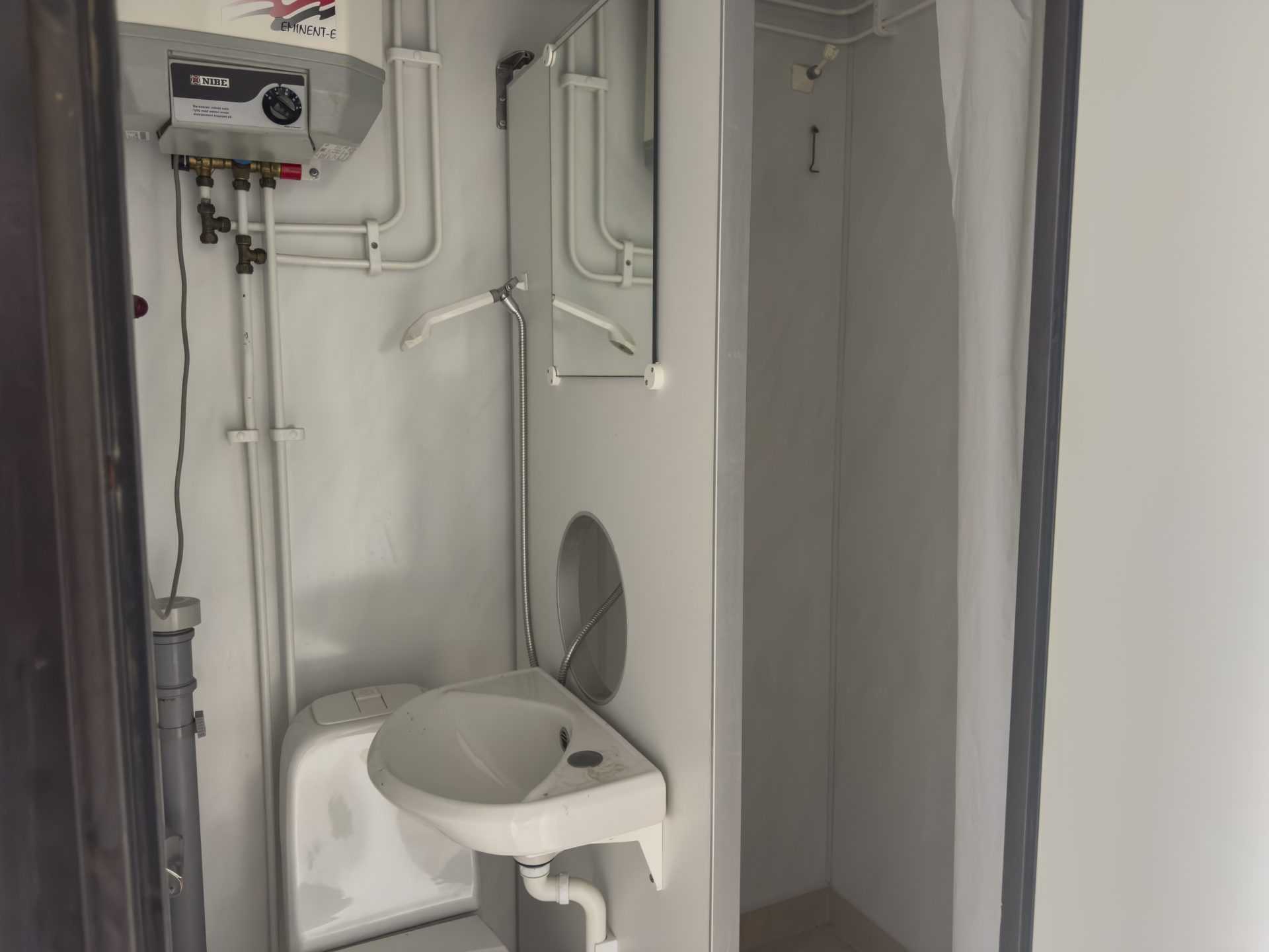 Beg. Bostadsbod med kök och toalett - Bild 8