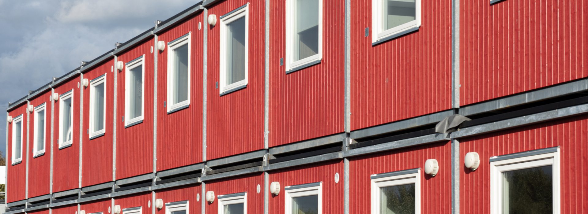 Röd stor modulbyggnad i två våningar