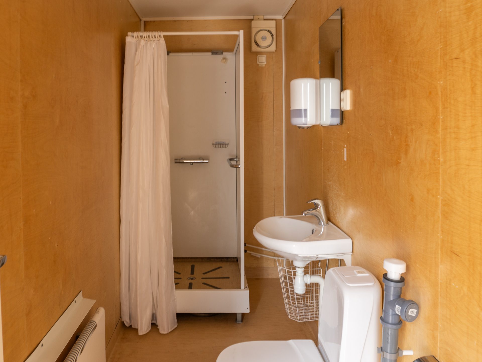 Sanitetsbod med 4st WC och dusch - Bild 2
