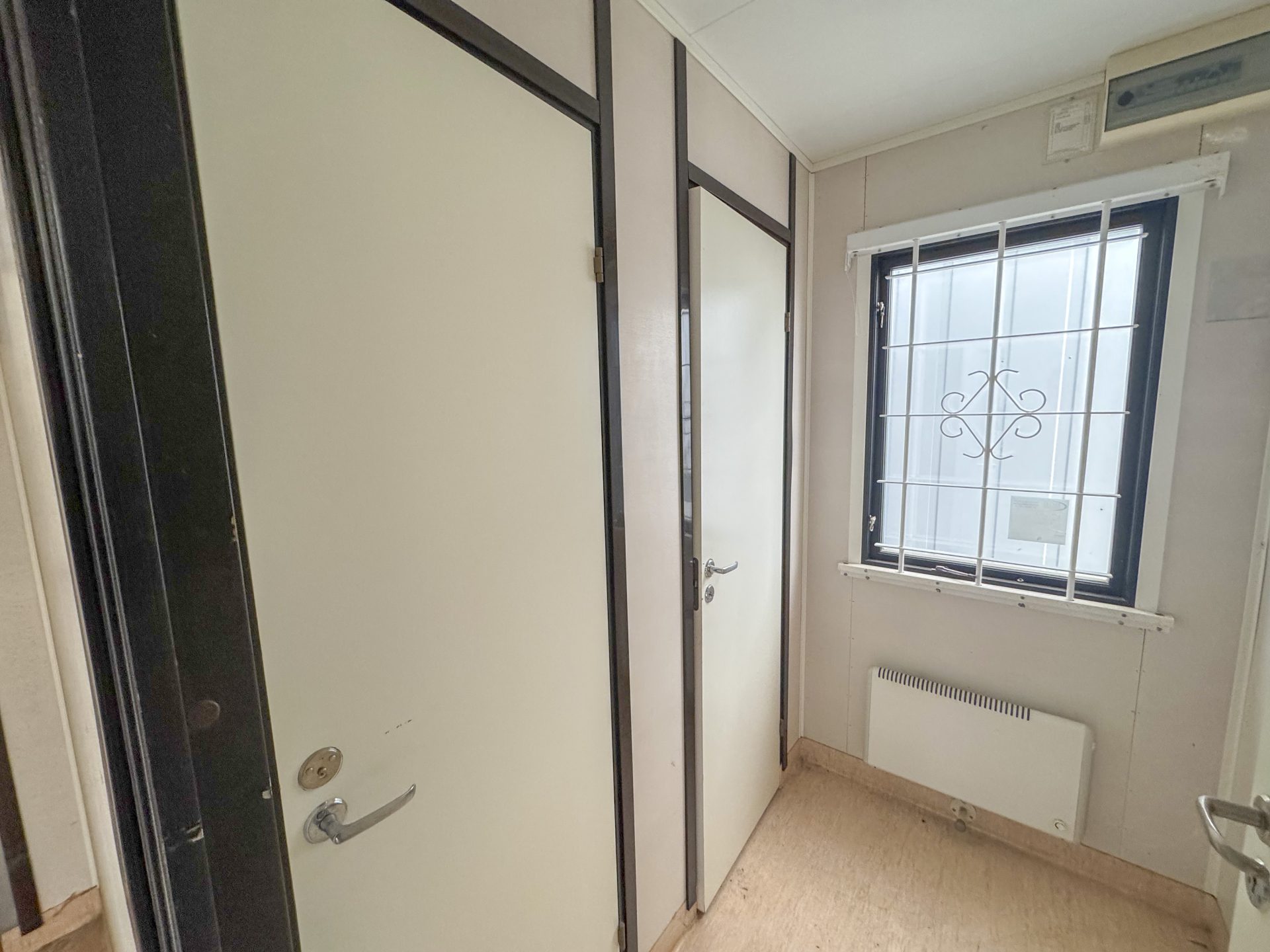 Sanitetsbod utrustad med 2 toaletter - Bild 3