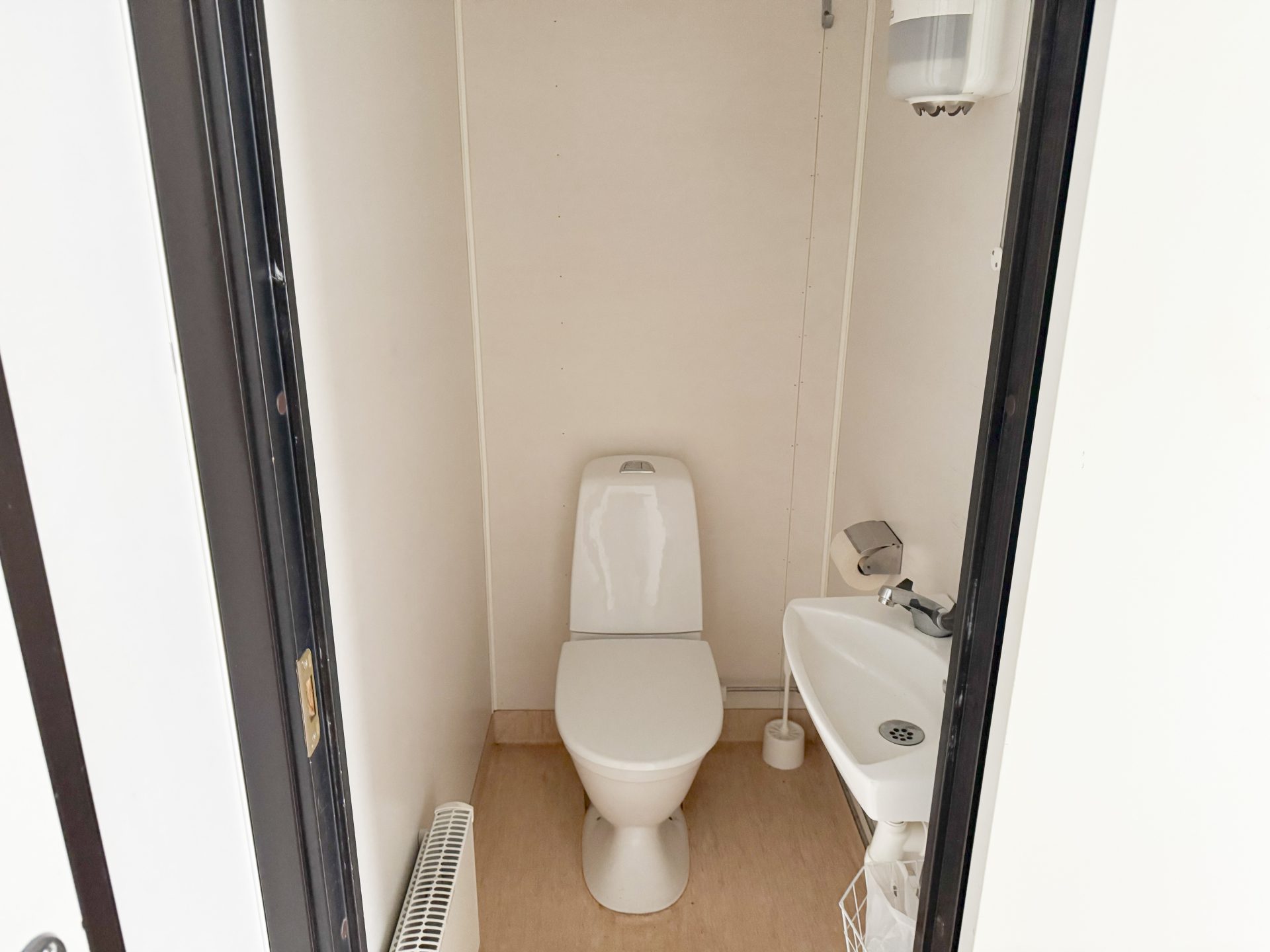 Sanitetsbod utrustad med 2 toaletter - Bild 4