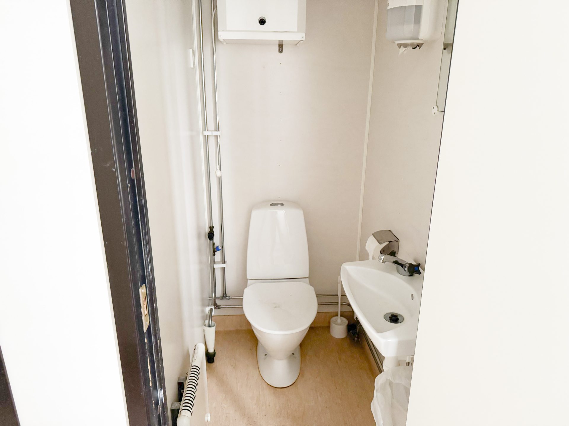 Sanitetsbod utrustad med 2 toaletter - Bild 5