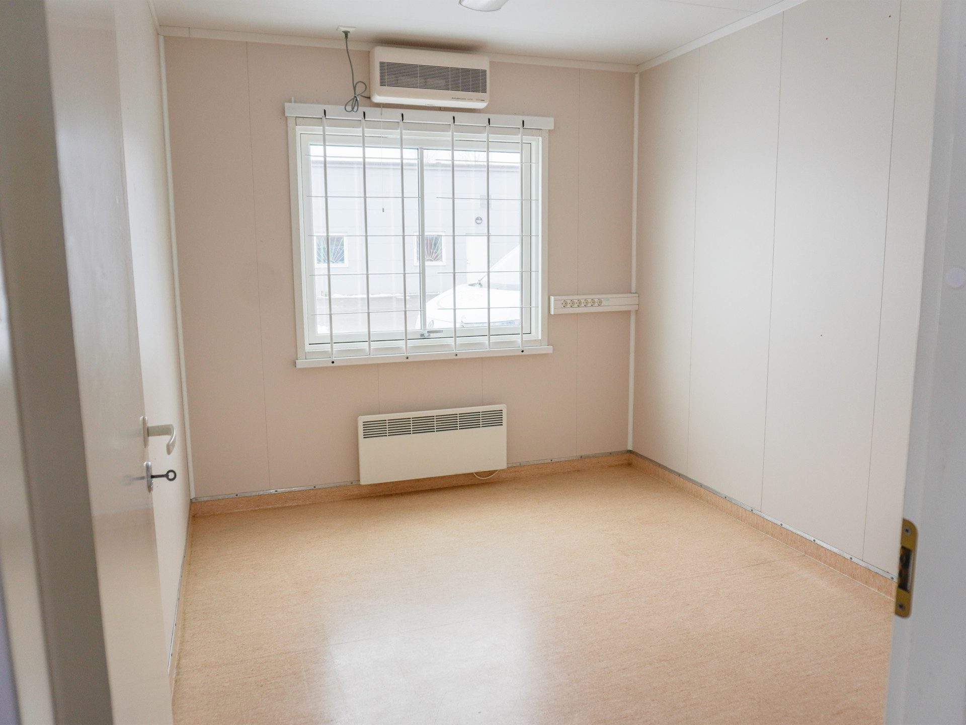 Kontorsbod med en innervägg - Bild 4