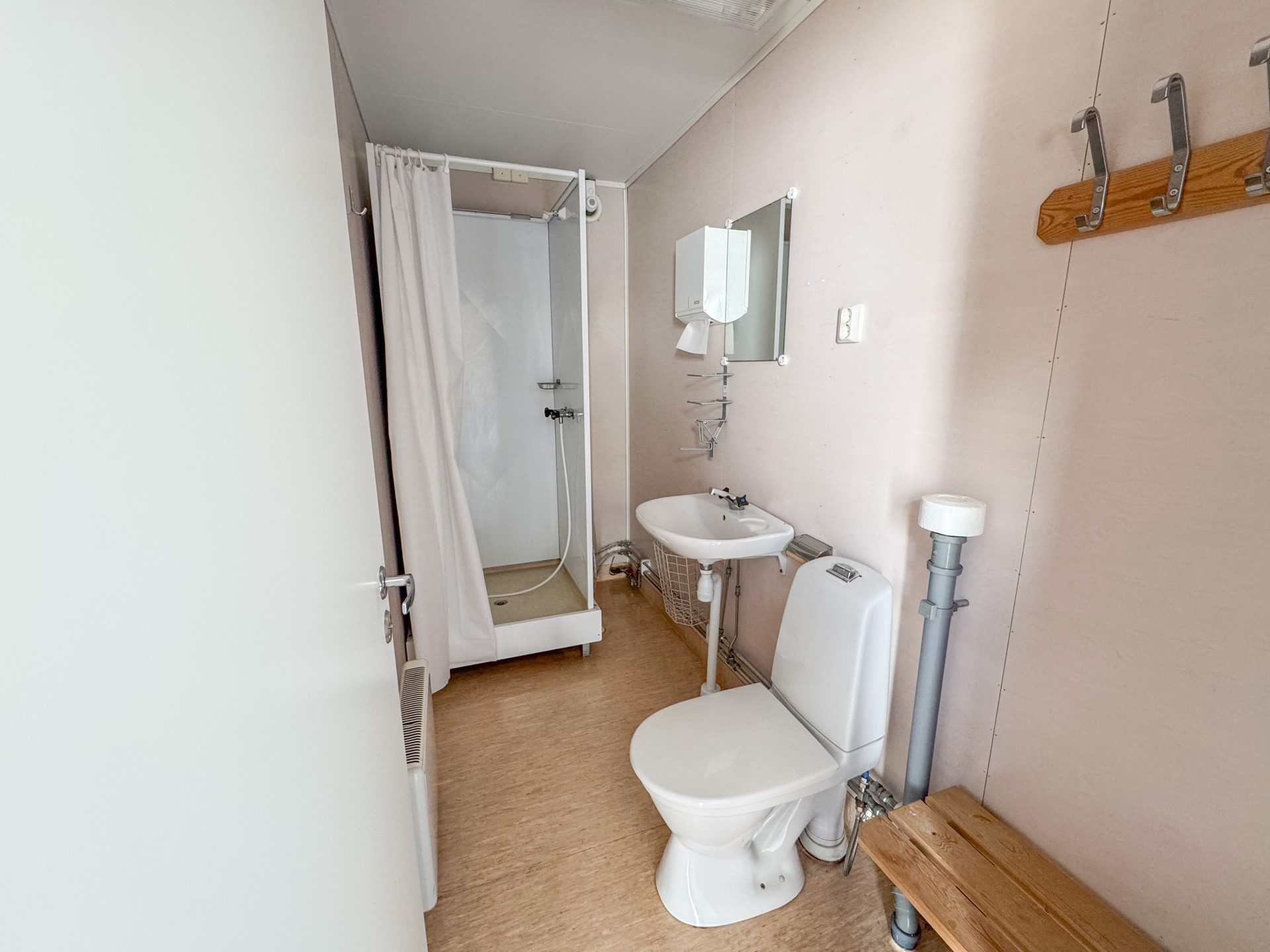 Sanitetsbod med WC och dusch - Bild 5