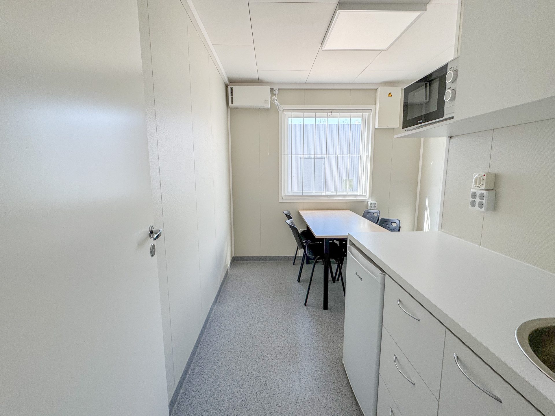 Kontorsbod med WC och pentry - Bild 9