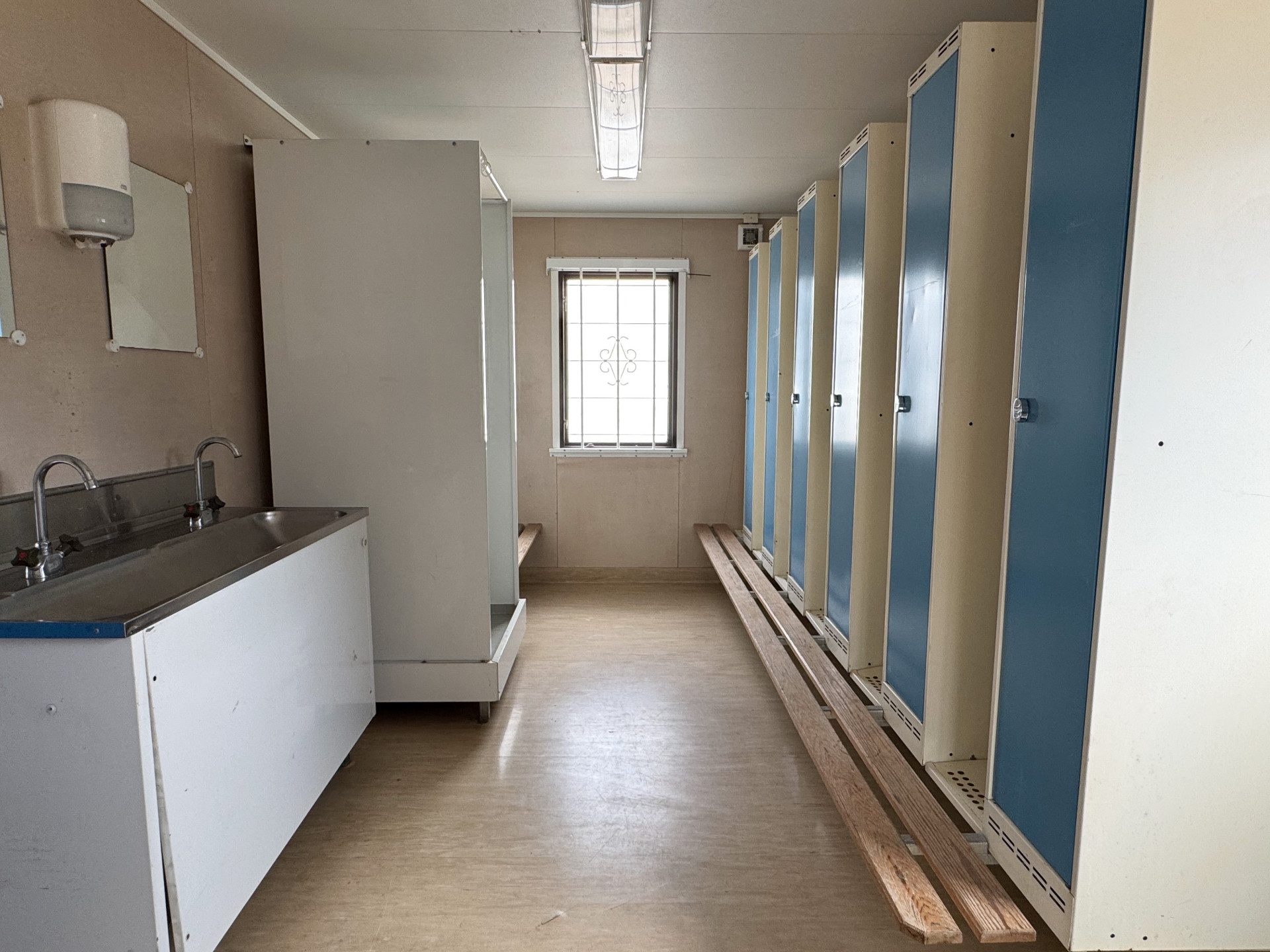 Personalbod med dusch och 24 skåp - Bild 5