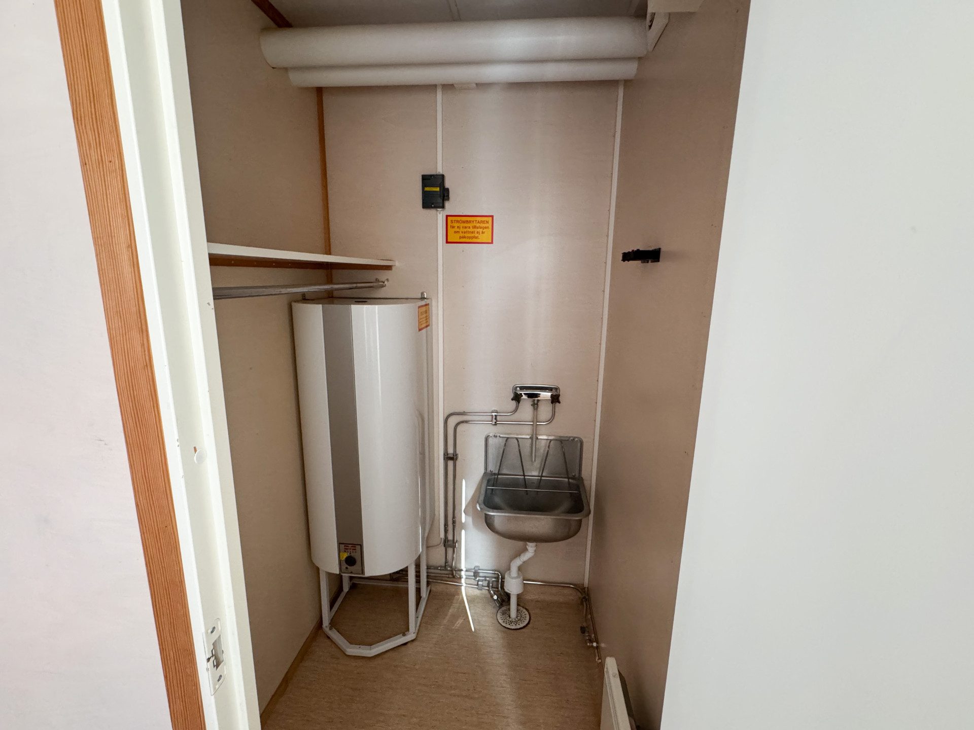 Sanitetsbod med 5 toaletter - Bild 4