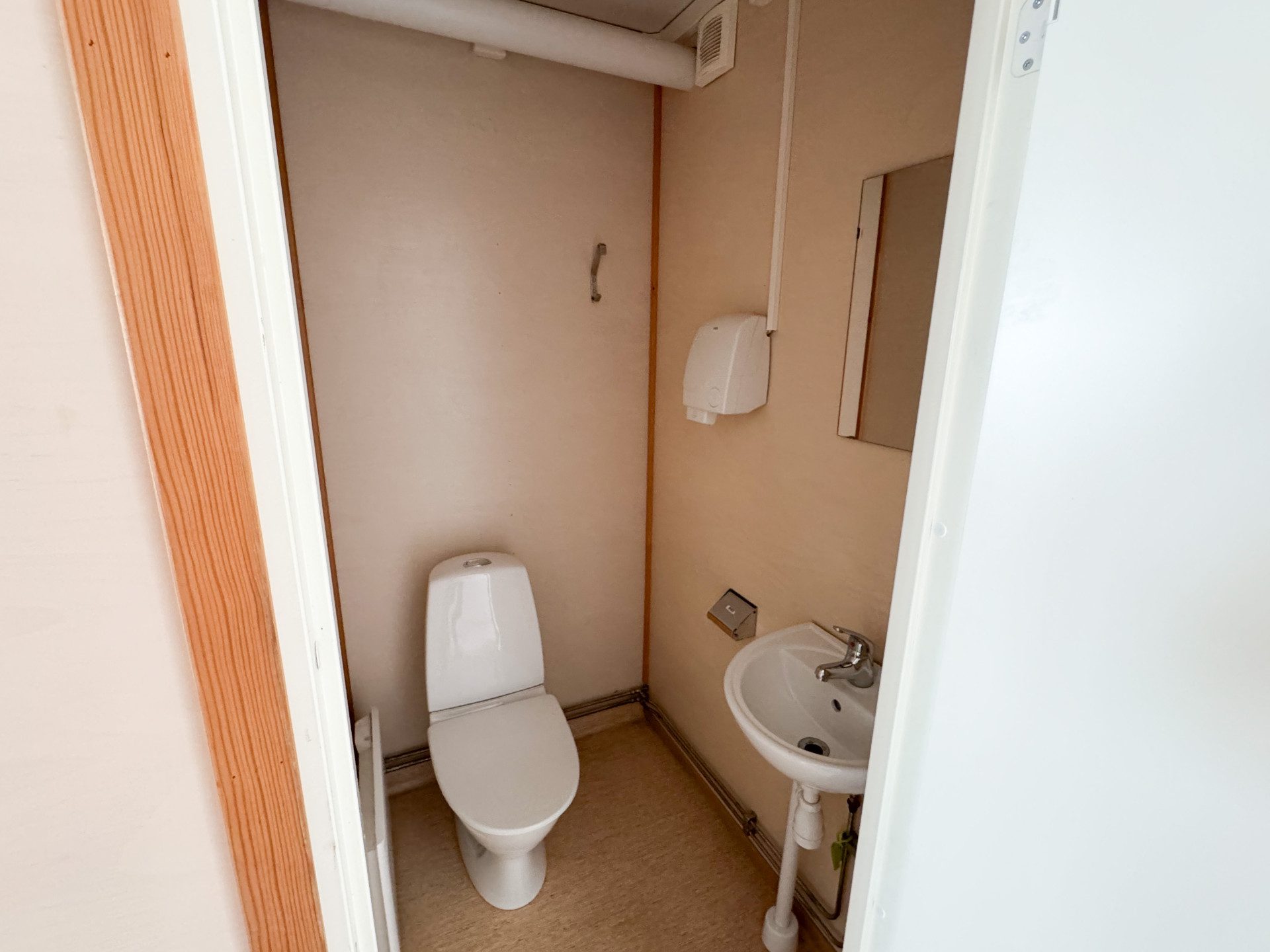 Sanitetsbod med 5 toaletter - Bild 5