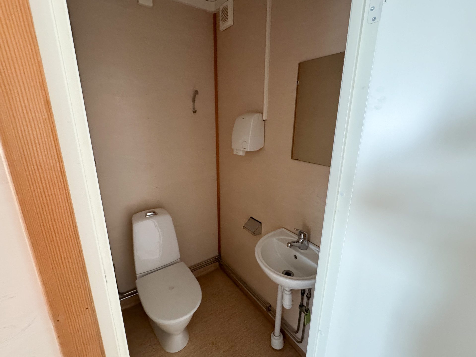Sanitetsbod med 5 toaletter - Bild 6