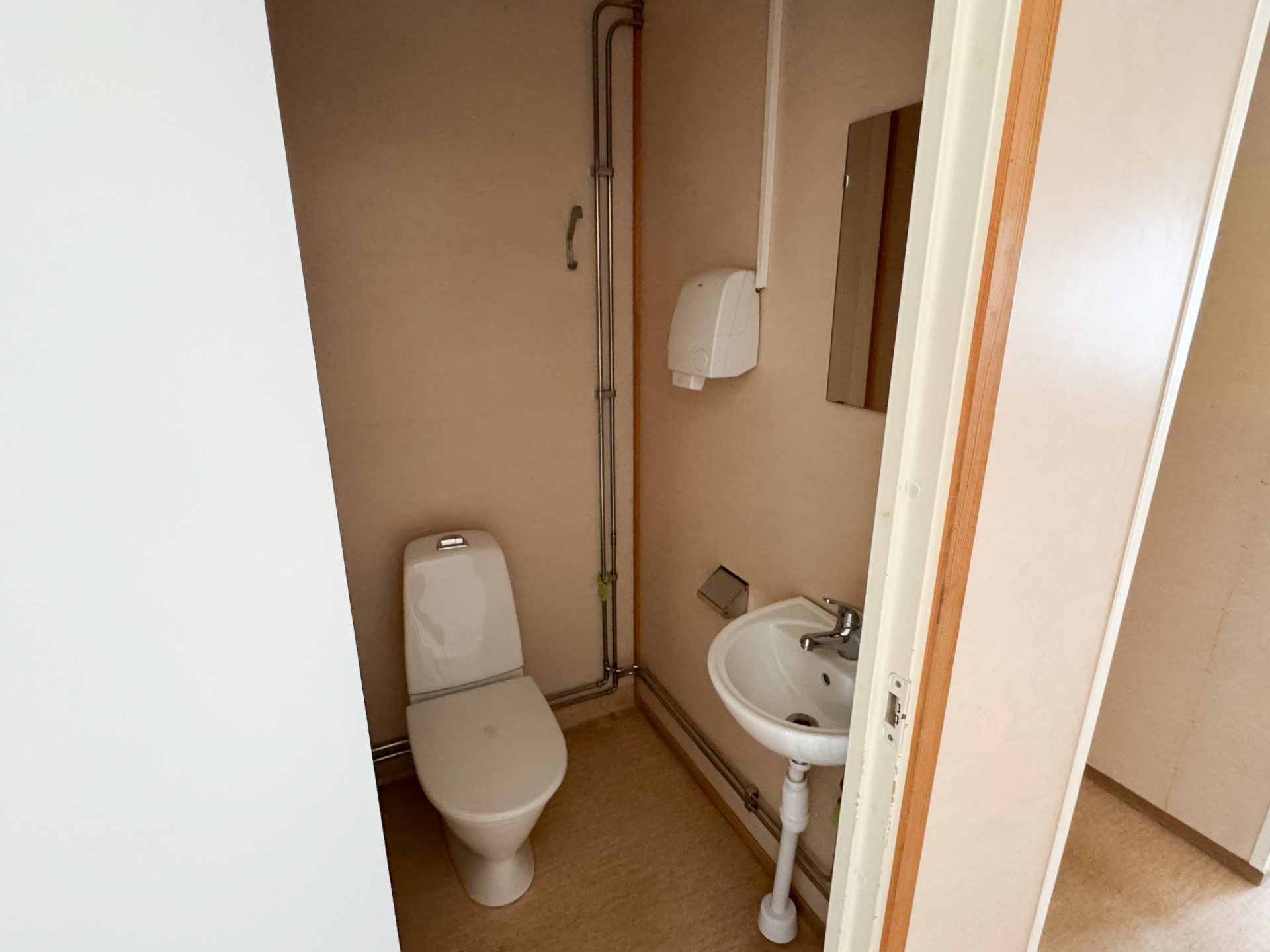 Sanitetsbod med 5 toaletter - Bild 7