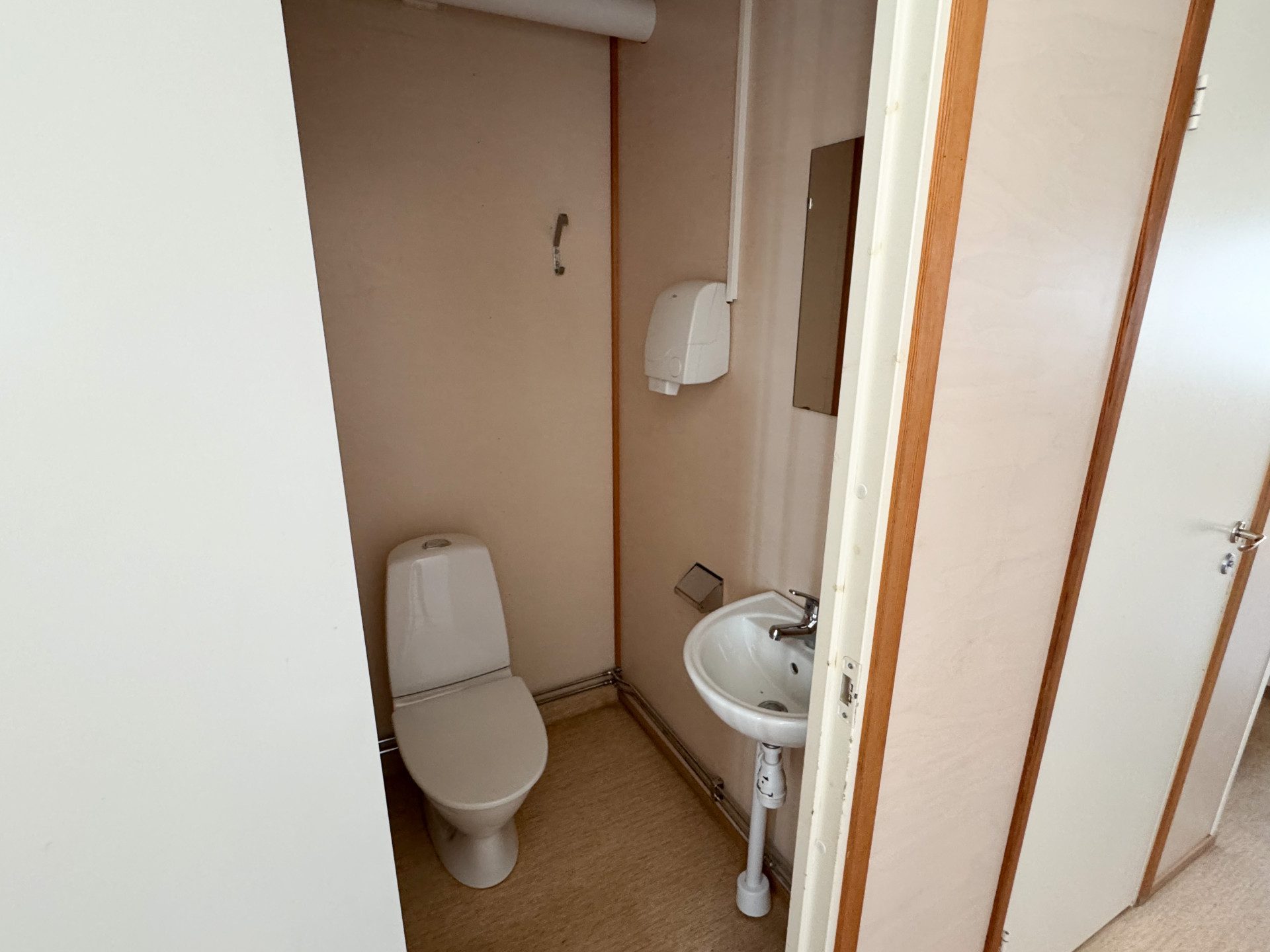 Sanitetsbod med 5 toaletter - Bild 8