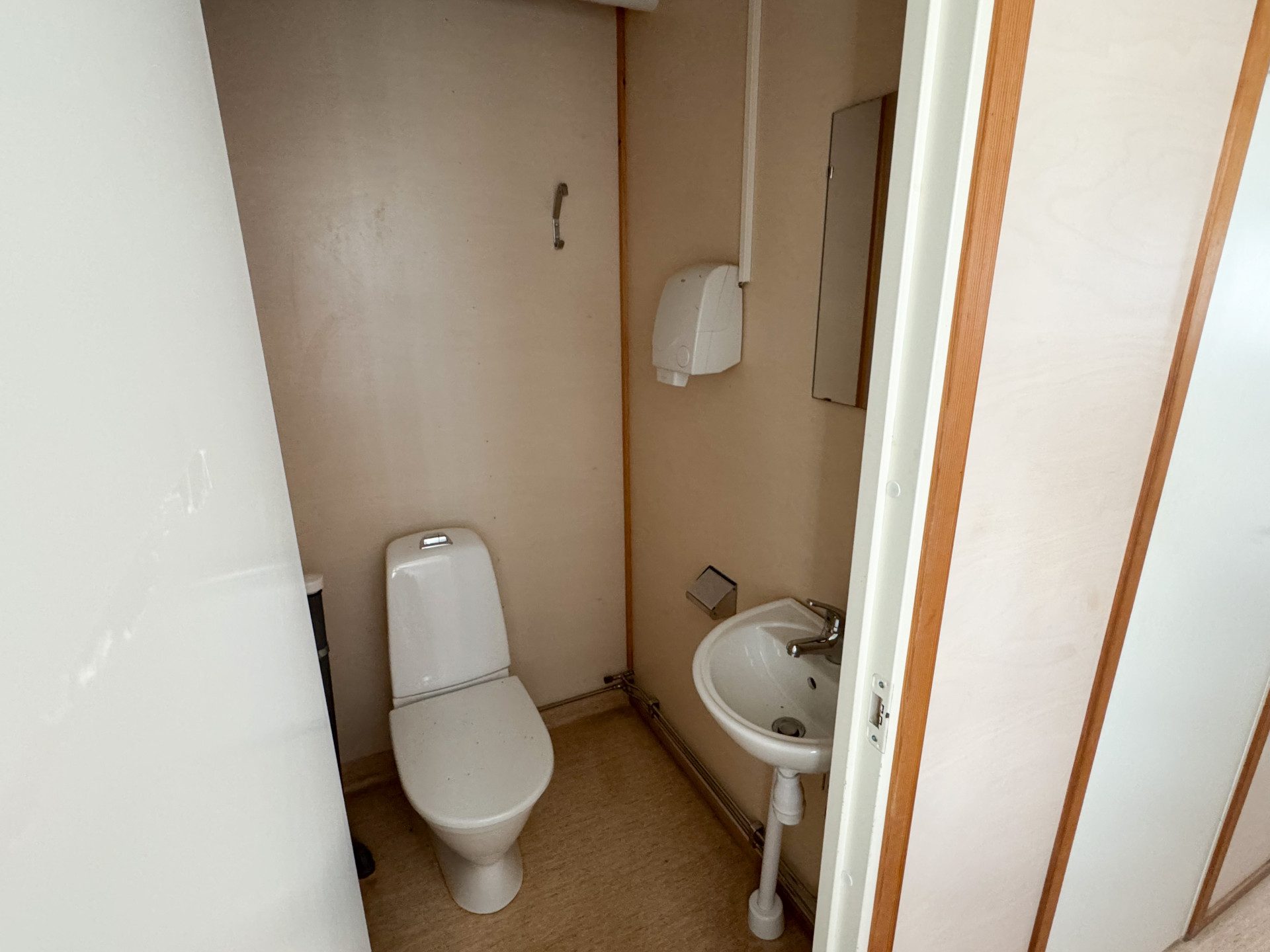 Sanitetsbod med 5 toaletter - Bild 9