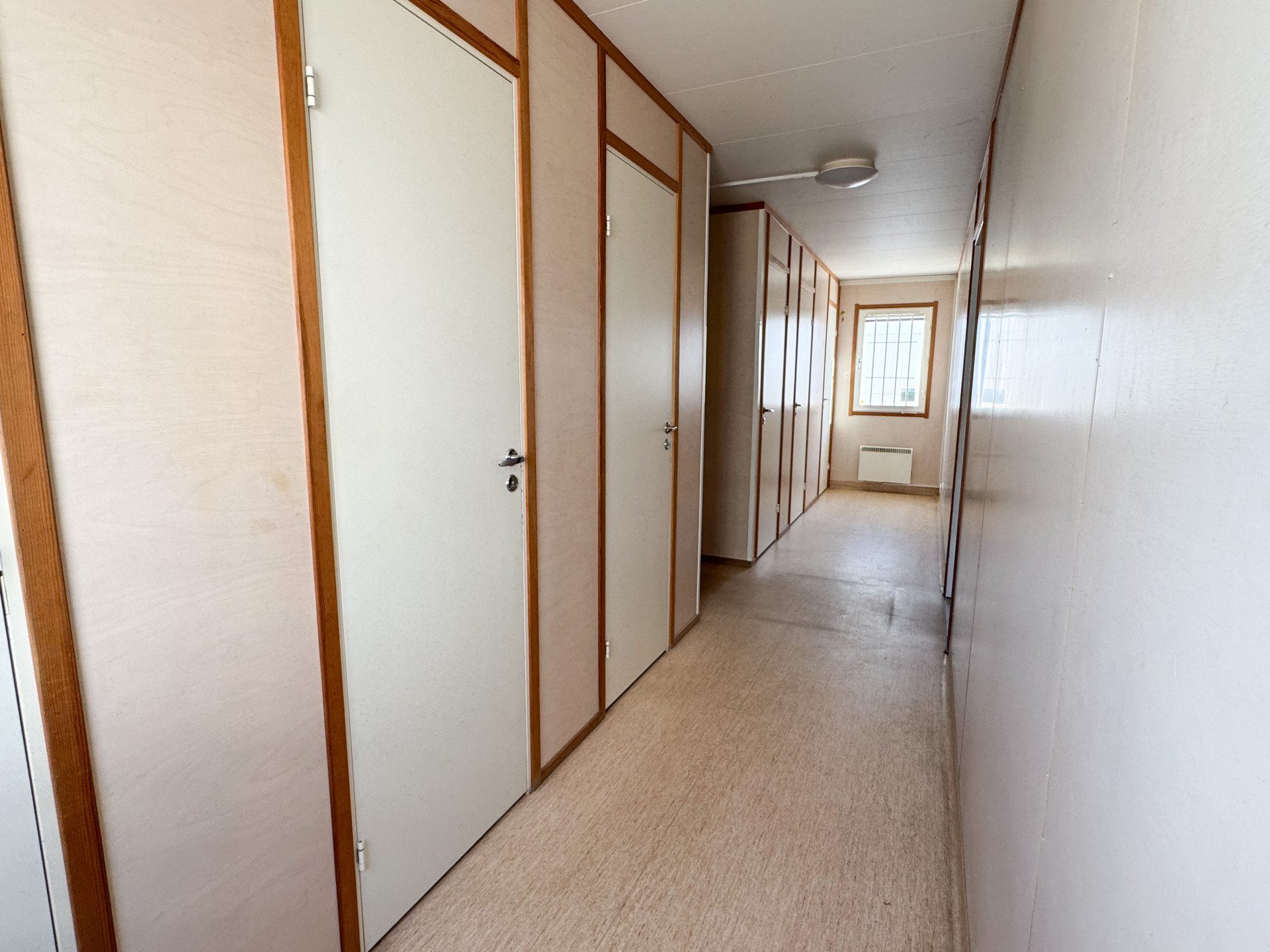 Sanitetsbod med 5 toaletter - Bild 3
