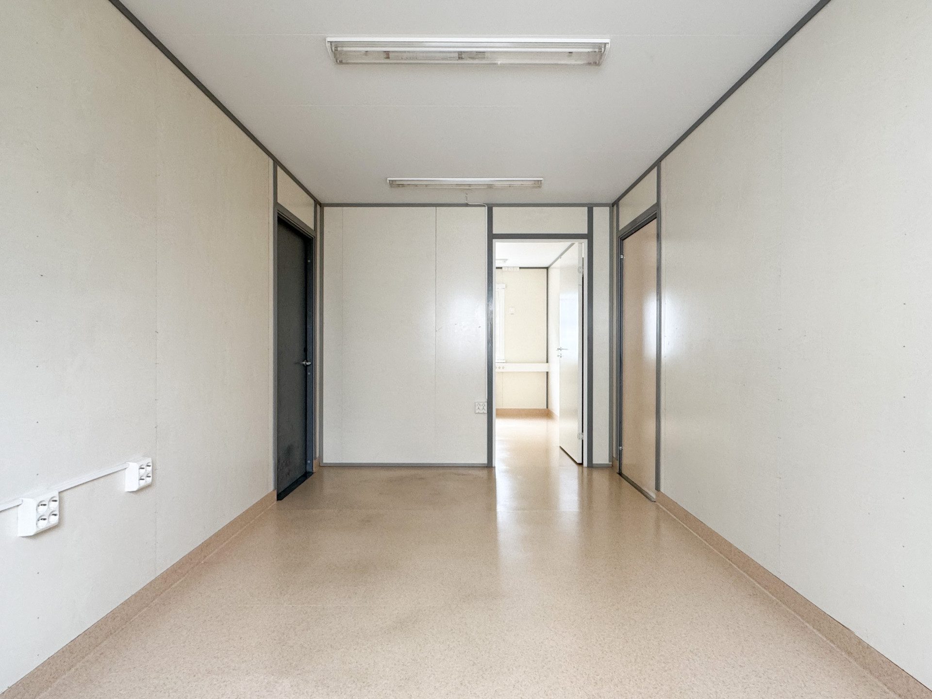 Kontorsbod med en innervägg - Bild 7