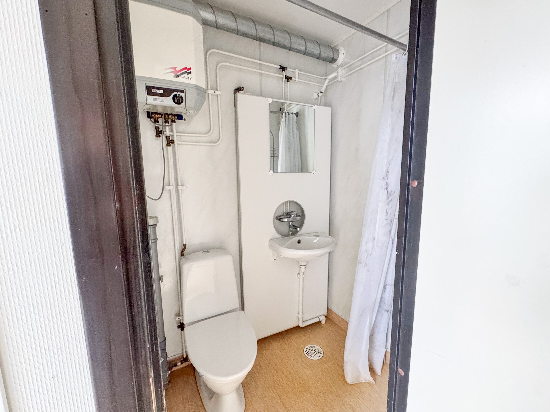 Beg. Bostadsbod med kök och toalett - Bild 9