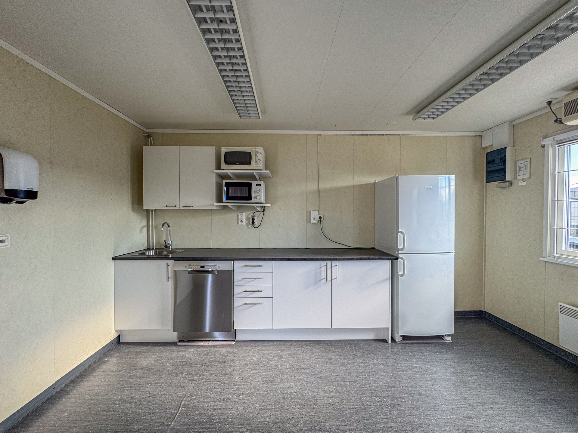 Fabriksrenoverad bodar på 52 m² med kontor, pentry och hygienutrymmen - Bild 9