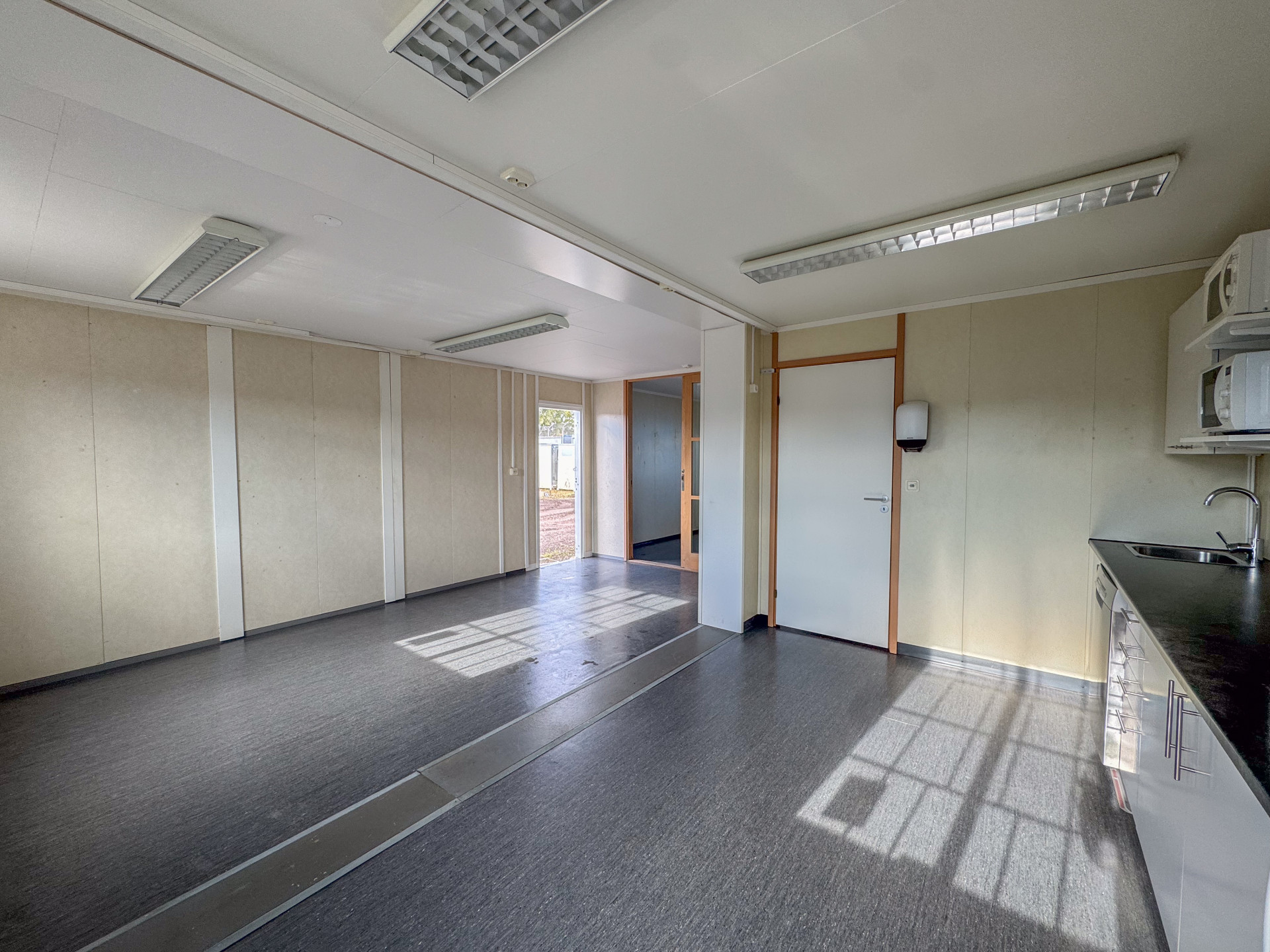Fabriksrenoverad bodar på 52 m² med kontor, pentry och hygienutrymmen - Bild 10