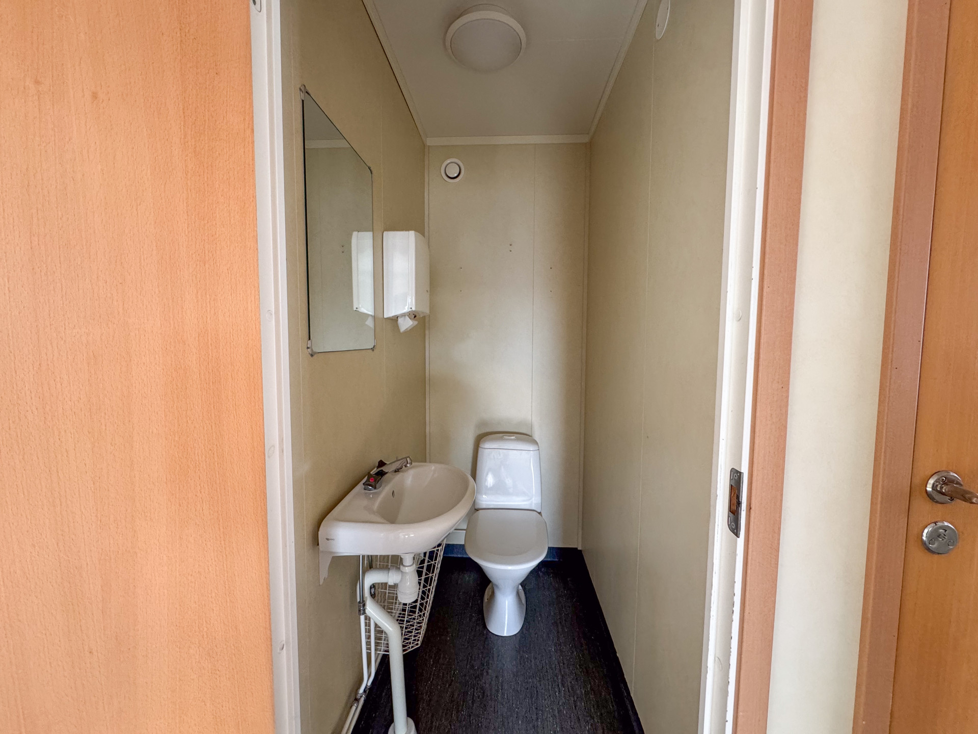Fabriksrenoverad bodar på 52 m² med kontor, pentry och hygienutrymmen - Bild 11