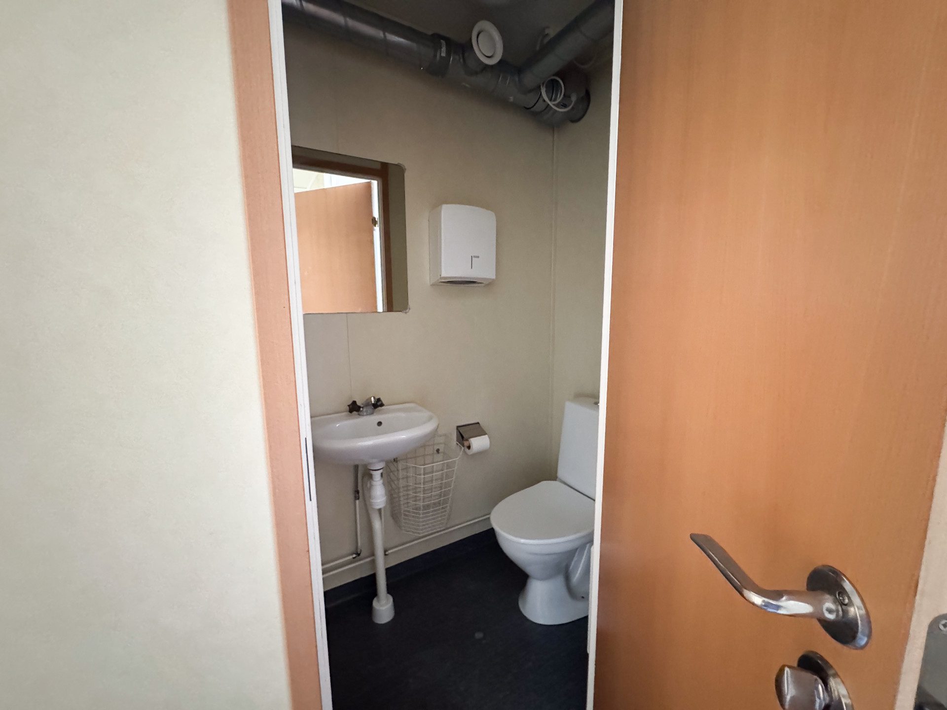 Fabriksrenoverad bodar på 52 m² med kontor, pentry och hygienutrymmen - Bild 13
