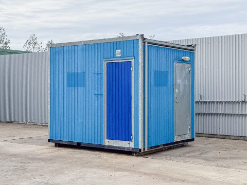 Sanitetsbod utrustad med 2 toaletter