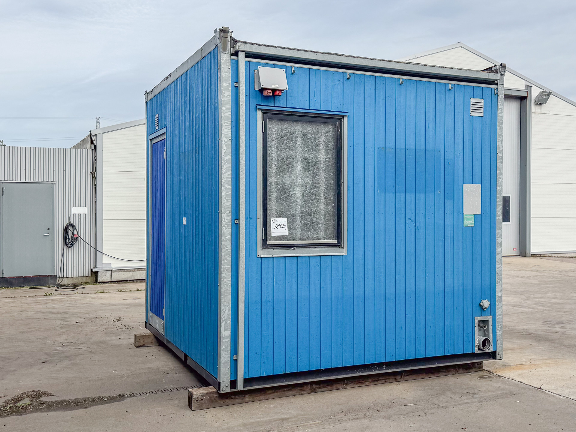 Sanitetsbod utrustad med 2 toaletter - Bild 4