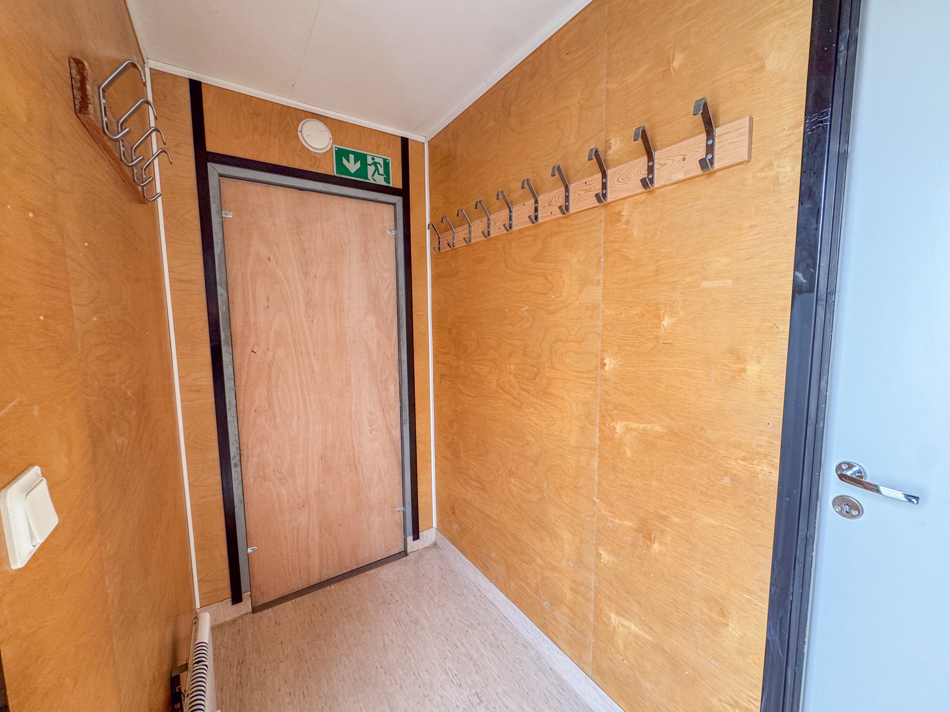 Sanitetsbod utrustad med 2 toaletter - Bild 6