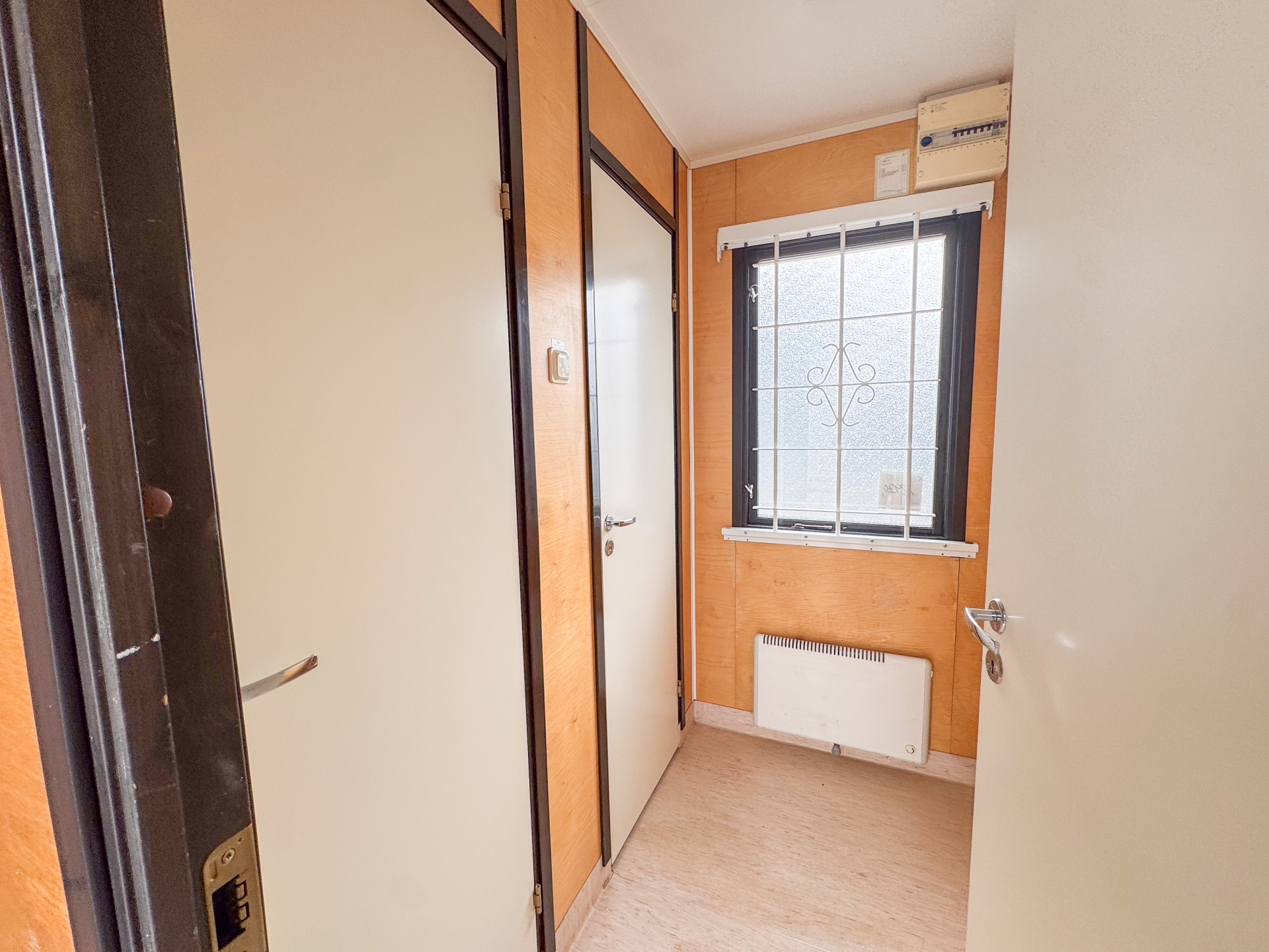 Sanitetsbod utrustad med 2 toaletter - Bild 7