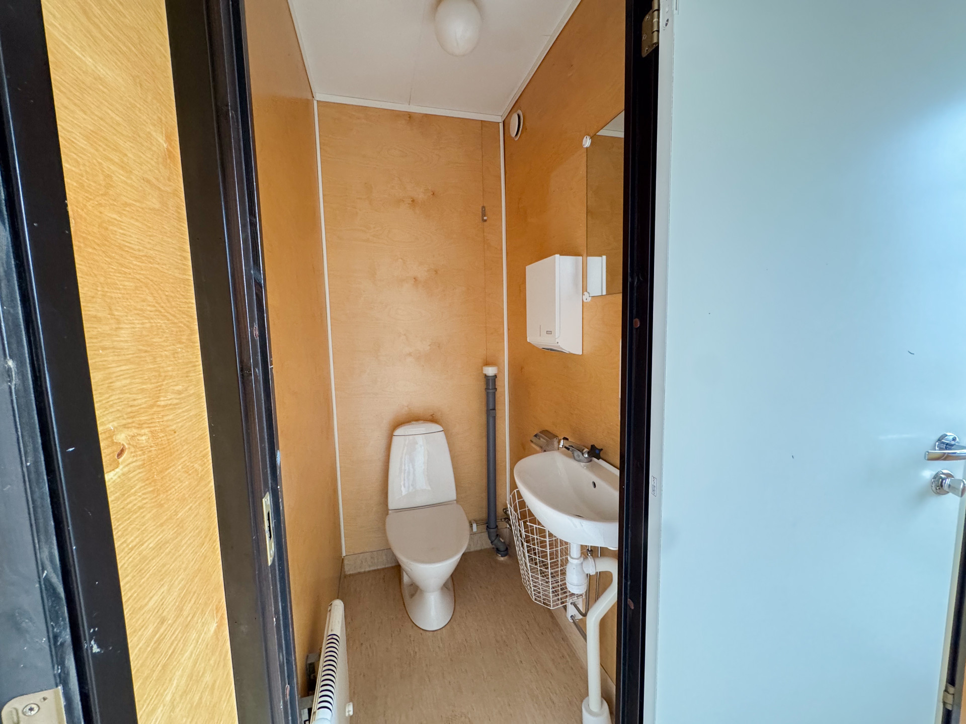 Sanitetsbod utrustad med 2 toaletter - Bild 8