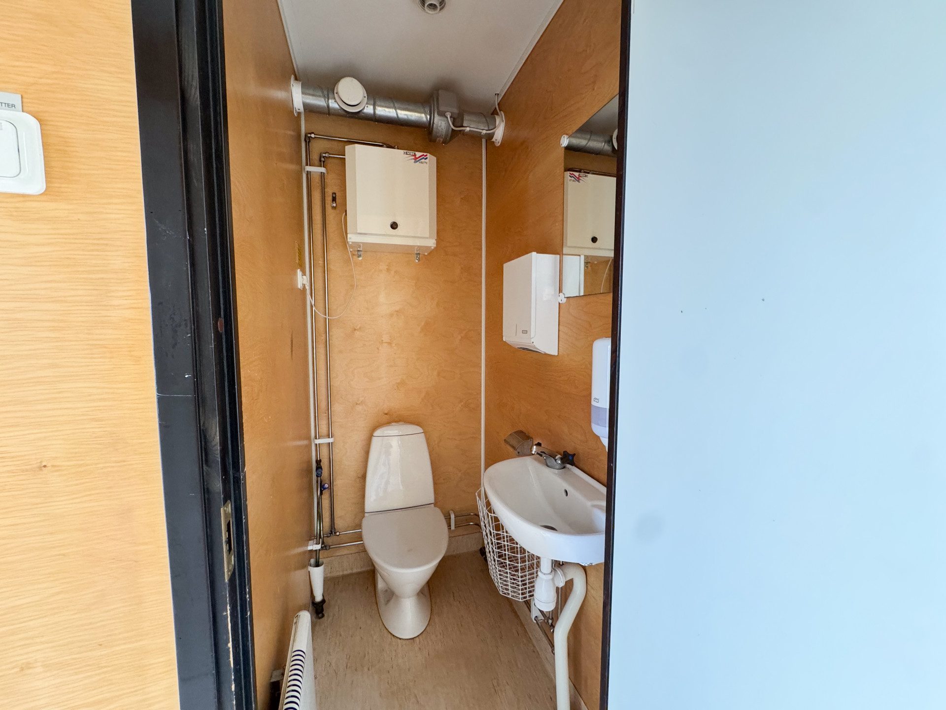 Sanitetsbod utrustad med 2 toaletter - Bild 9