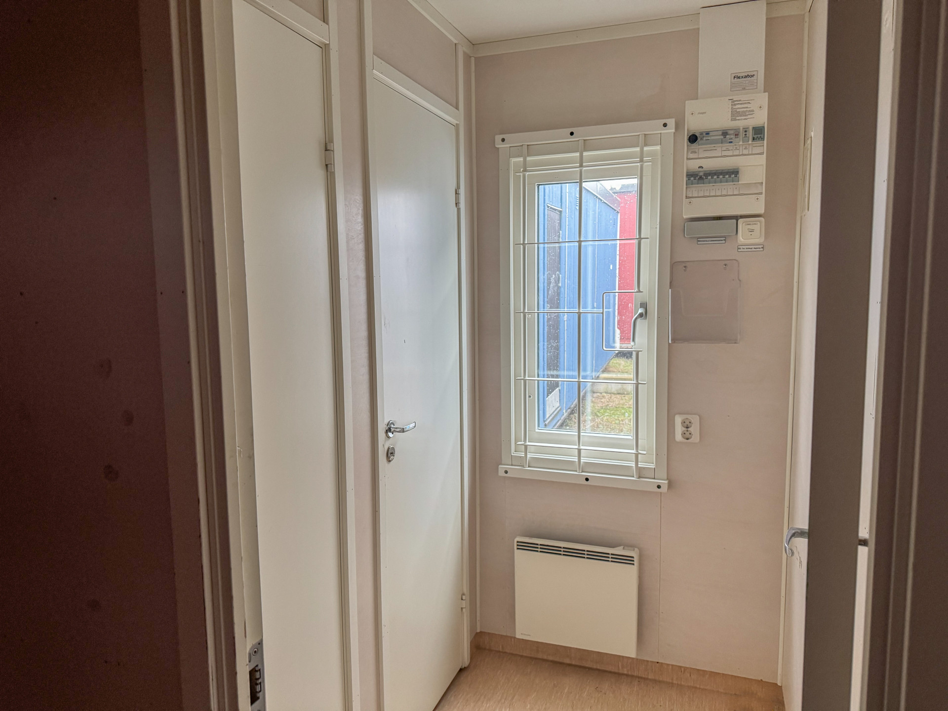 Sanitetsbod utrustad med 2 toaletter - Bild 3
