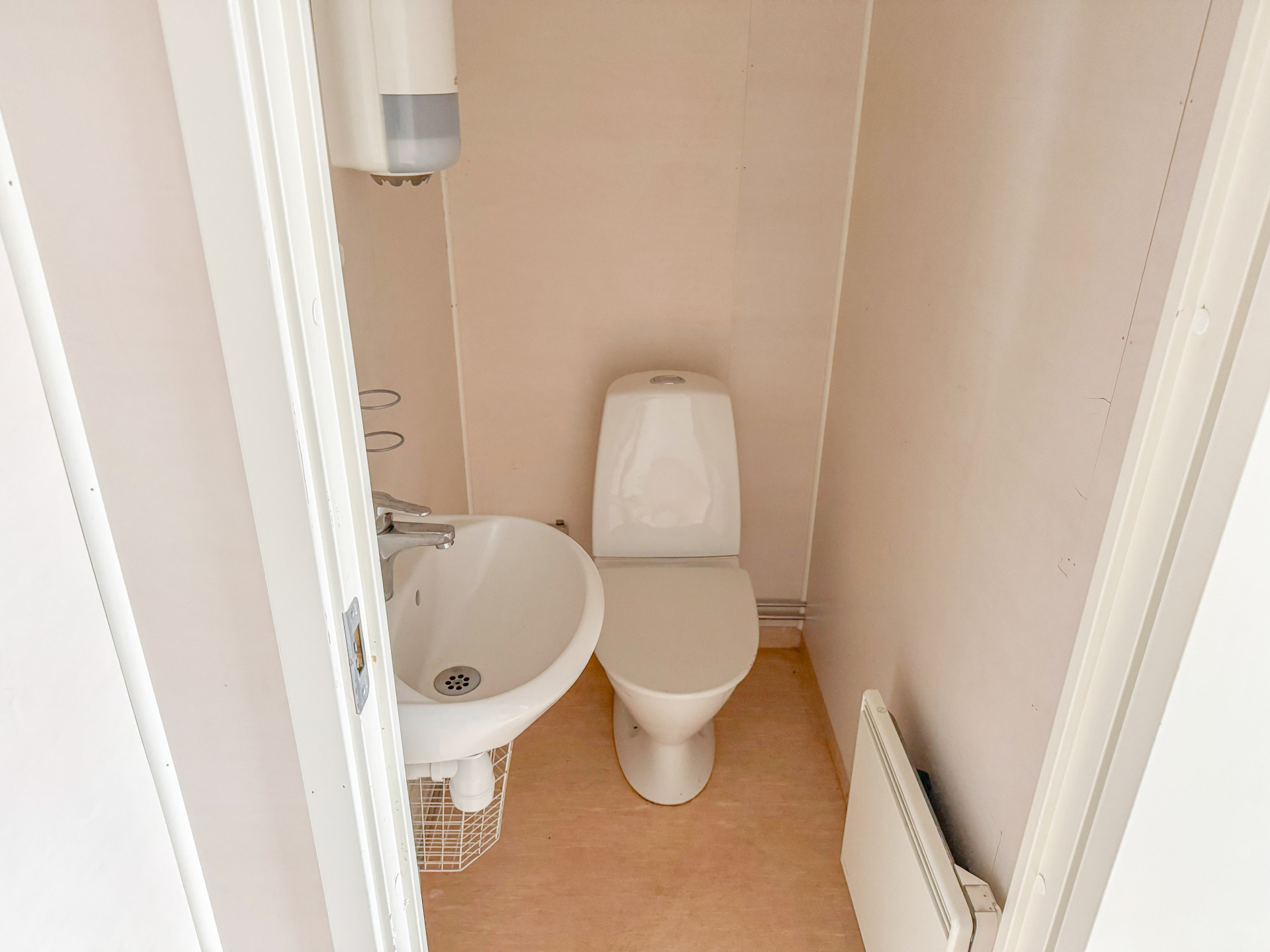 Sanitetsbod utrustad med 2 toaletter - Bild 4