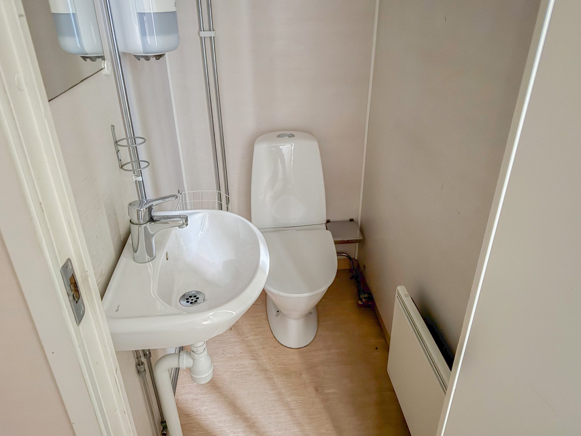 Sanitetsbod utrustad med 2 toaletter - Bild 5