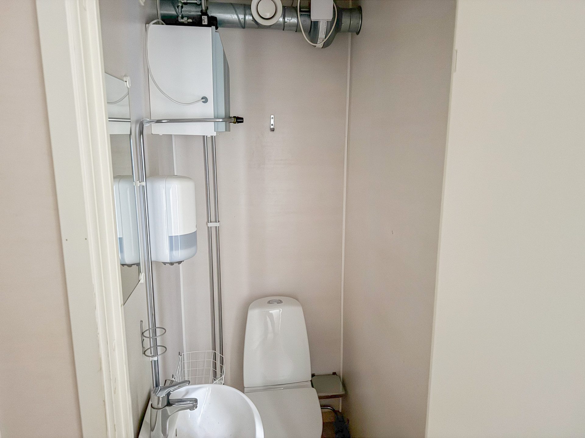 Sanitetsbod utrustad med 2 toaletter - Bild 6